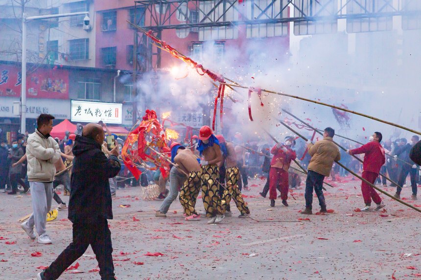 德江“炸龍”慶元宵現場。彭興健攝