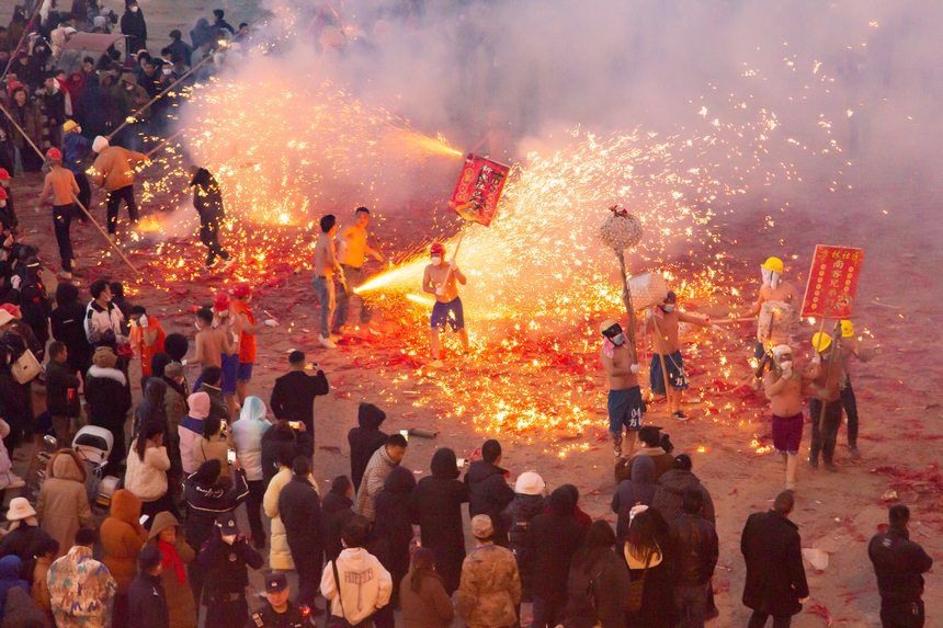 德江“炸龍”慶元宵現場。彭興健攝