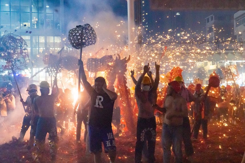 德江“炸龍”慶元宵現場。高一晨攝