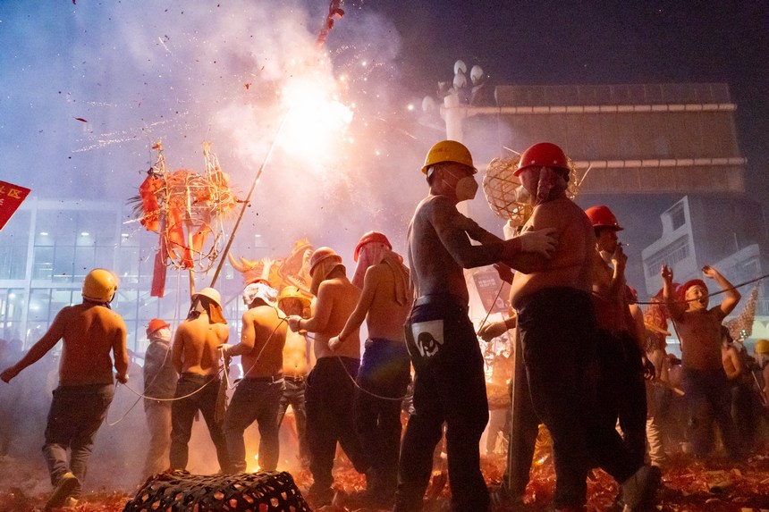 德江“炸龍”慶元宵現場。彭興健攝