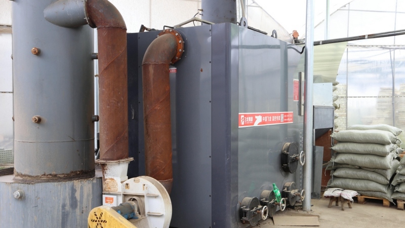 新引進的生物質鍋爐，通過水暖系統向大棚供暖，既節能，又環保 修文縣融媒體中心姜繼恒 攝.jpg