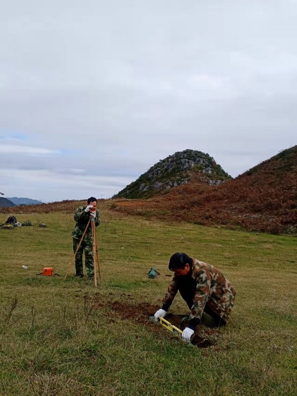 畢節試驗區赫章豬拱塘鉛鋅礦項目開展物探數據采集前磁棒埋設工作（張德實）.jpg