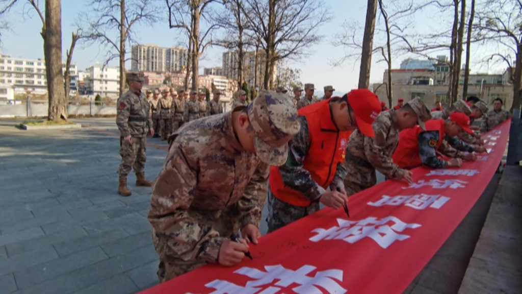 “良知”退役軍人和役前教育人員還開展“傳承紅色基因，賡續雷鋒精神”簽名活動 修文縣融媒體中心李宇 攝