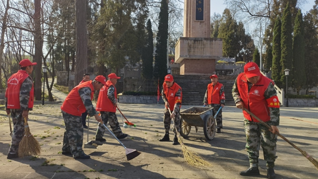 志愿者正在打掃空地上的垃圾 修文縣融媒體中心李宇 攝