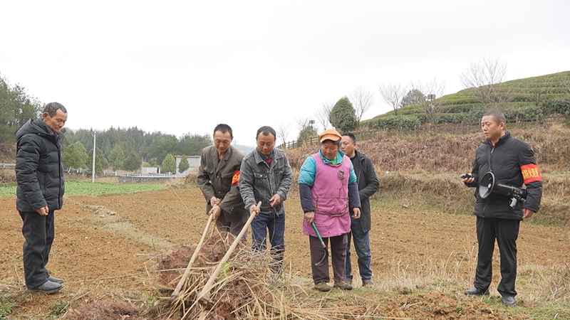 思南縣張家寨鎮護林員到田間地頭對村民進行宣傳。（陳敏 攝）