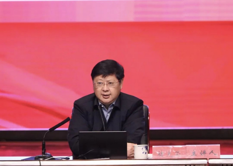 貴州民族大學黨委書記褚光榮教授授課。