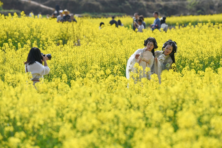 游客身著漢服拍照。