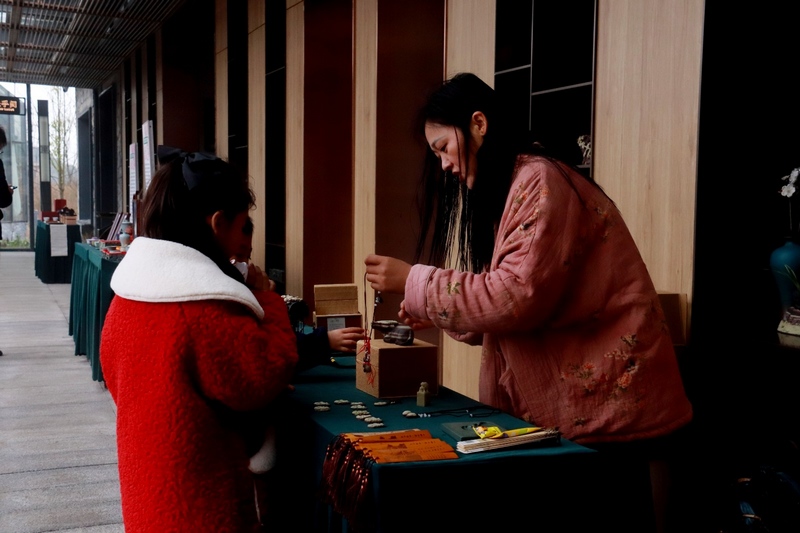 (1)櫻花集市上游客在了解展銷商品（楊洪金攝） (4).jpg