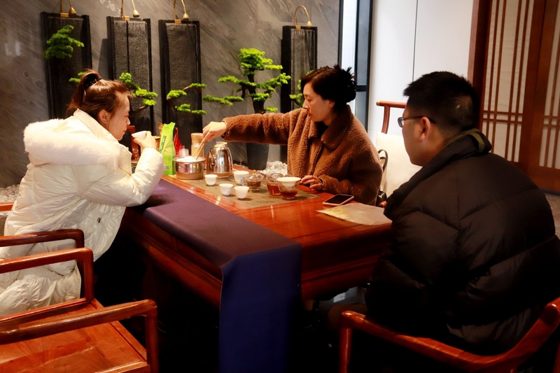 (3)櫻花集市上游客在免費品茗區品茶(楊洪金攝) (2).jpg