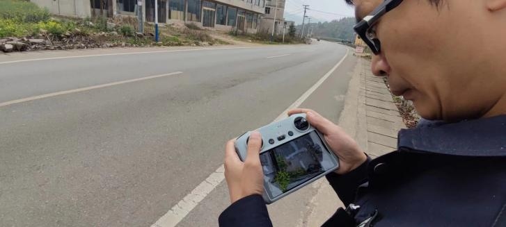 利用無人機查看。