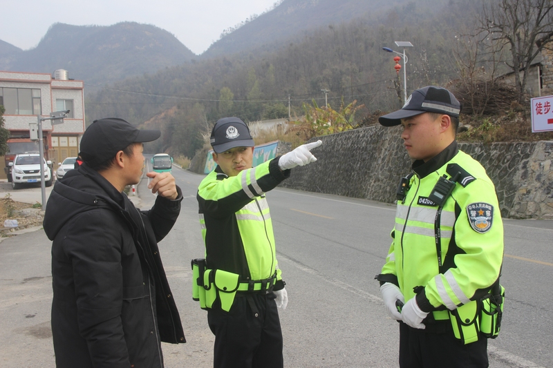 為賞花群眾指路。
