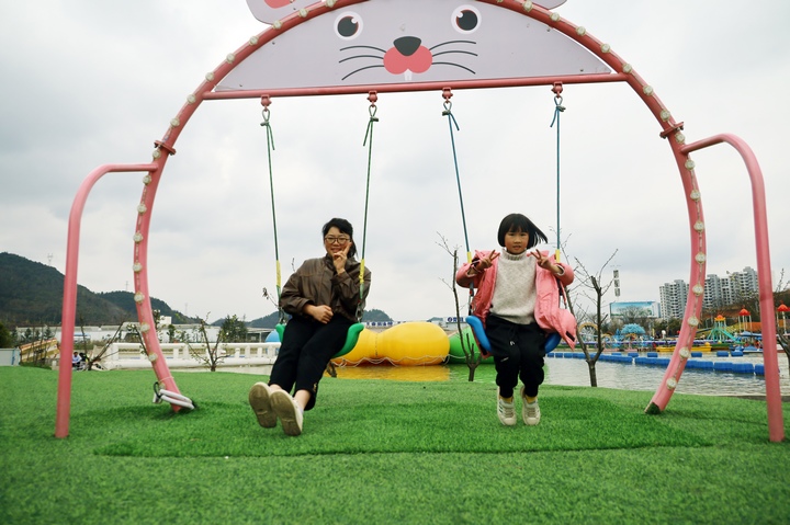 家長帶孩子體驗親子游項目。