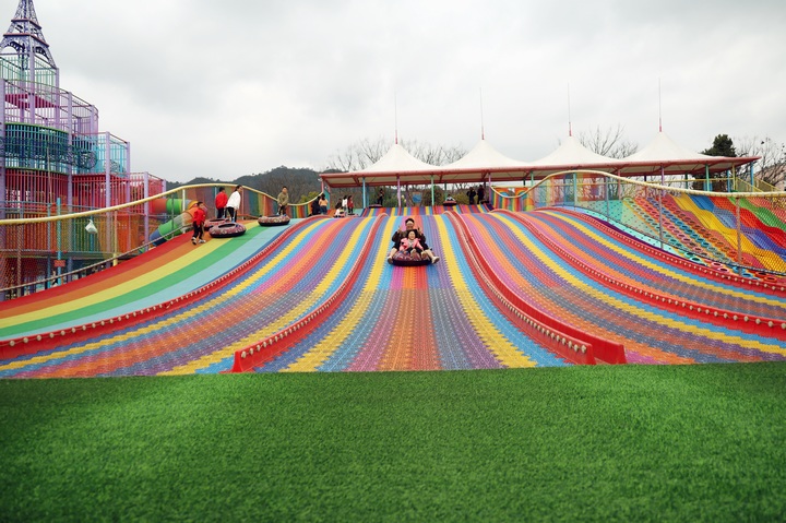 家長帶孩子體驗親子游項目。