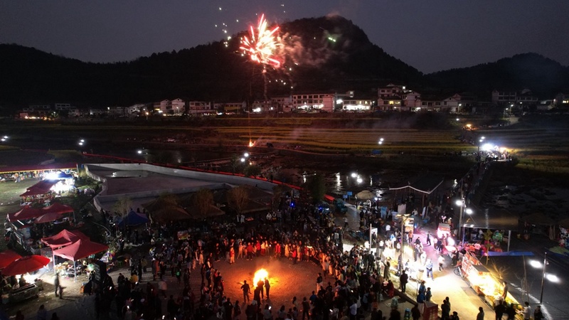 “貴陽路邊音樂會·田園沙溪”活動篝火晚會  查姜維 攝.jpg