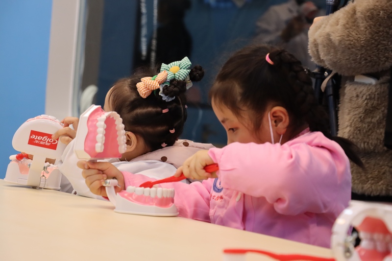 小朋友參與刷牙游戲。貴陽市口腔醫院供圖