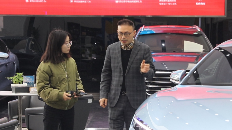 了解汽車銷售市場(劉曉麗攝).jpg