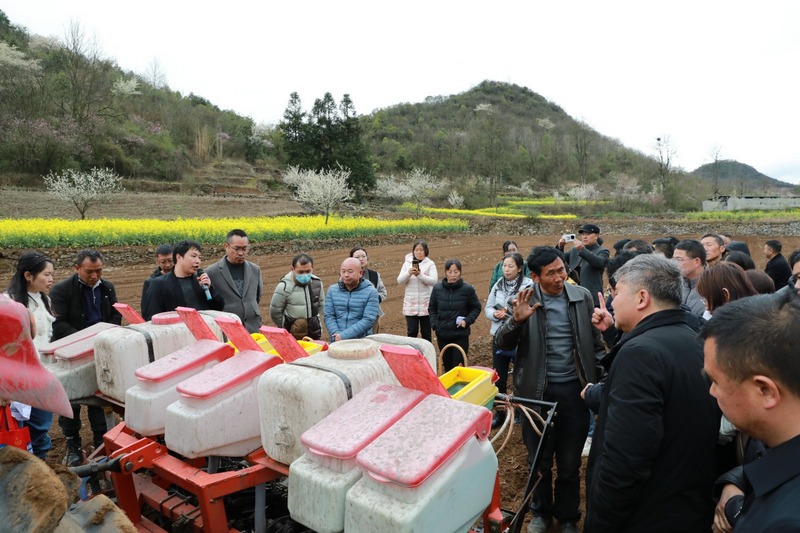 (5)2024年3月18日，圖為農技專家為大家講解播種機操作要點。（任芳靚 攝）.jpg