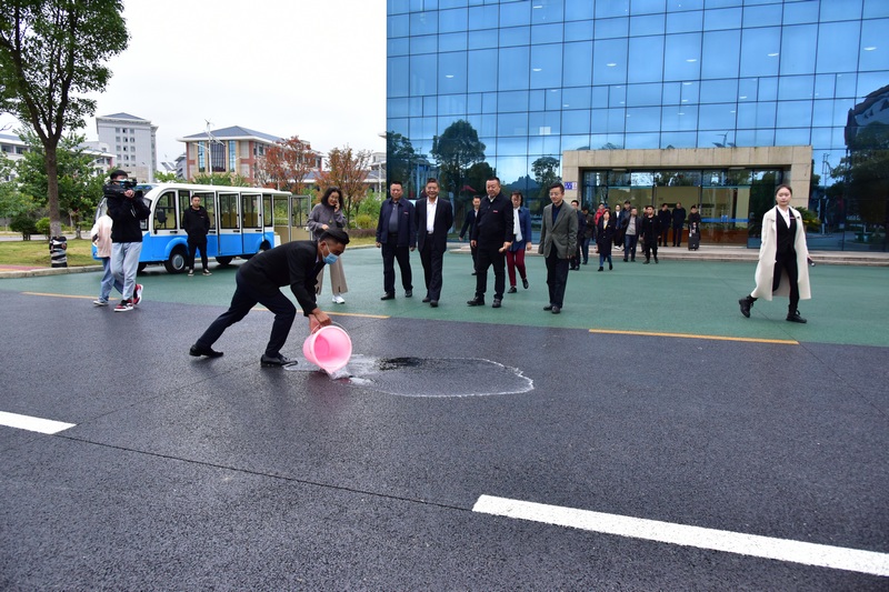 海綿校園透水效果演示。貴州水職院供圖
