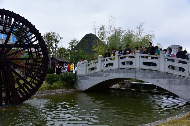 思政課教師給學生上水文化實踐課。貴州水職院供圖