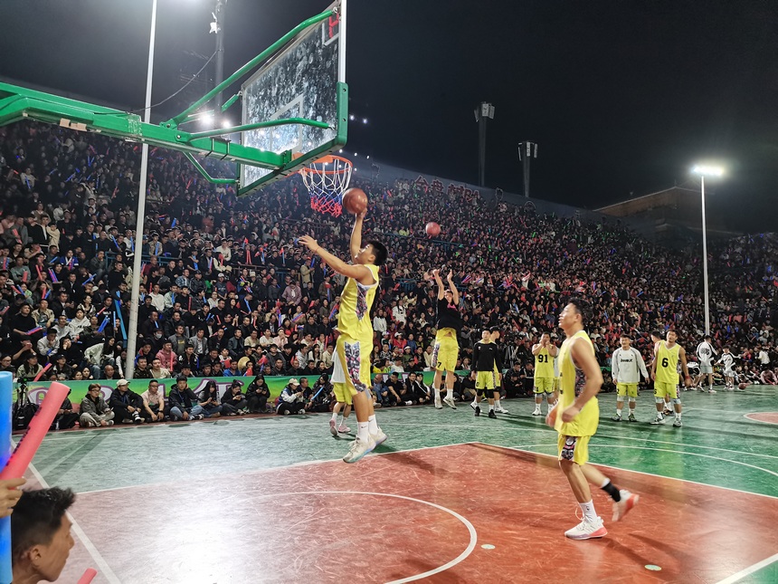 現場進行了激烈的籃球比拼。黃小桃攝