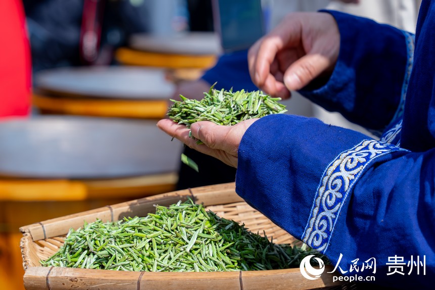 活動現場，炒茶師現場展示炒茶技藝。人民網記者 涂敏攝