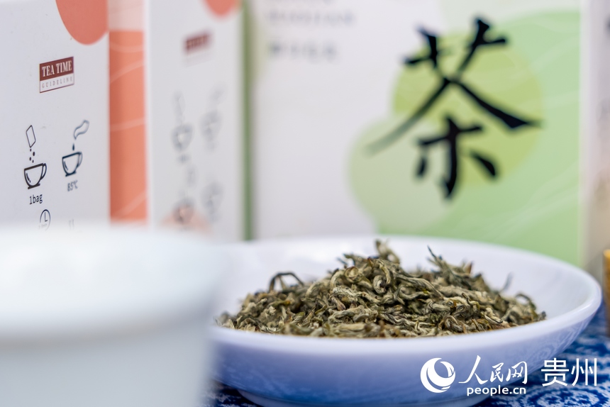 活動現場展示的都勻毛尖茶。人民網記者 涂敏攝