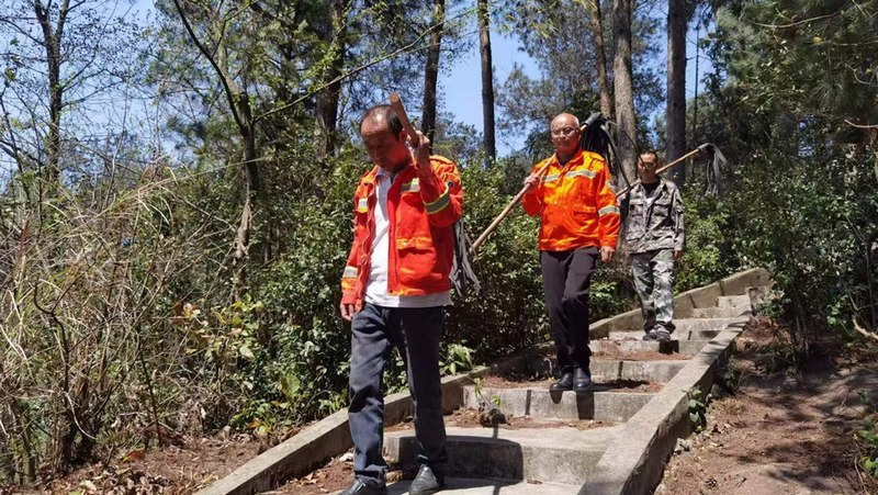 工作人員加強林區巡查 修文縣融媒體中心姜繼恒 攝.jpg
