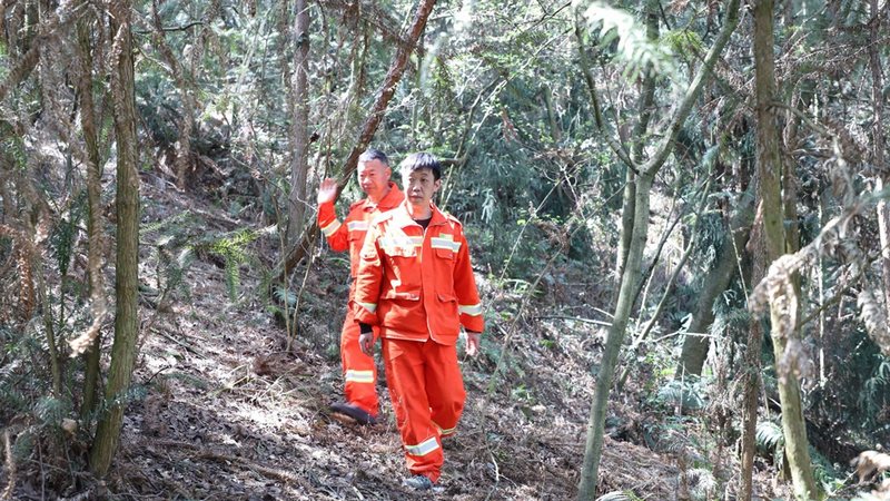 各村主要負責人親自帶隊巡查處置野外違規用火 修文縣融媒體中心伍維玉 攝.jpg