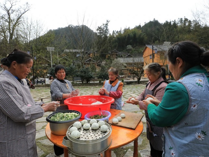 制作清明粑。