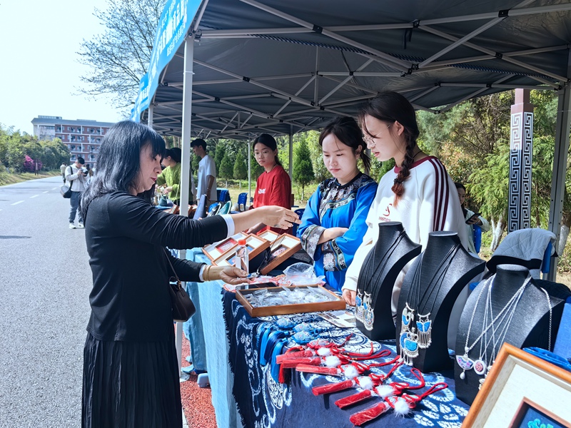 學生實訓產品暨旅游商品展銷。黔南職院供圖