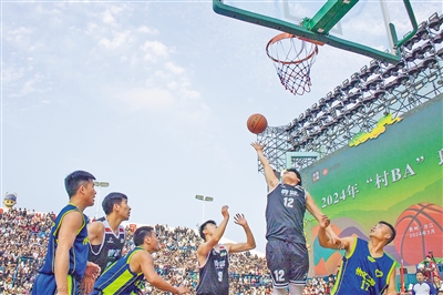 2024年“村BA”球王爭霸賽揭幕賽比賽場景。黃 嫻 姚晶權攝影報道