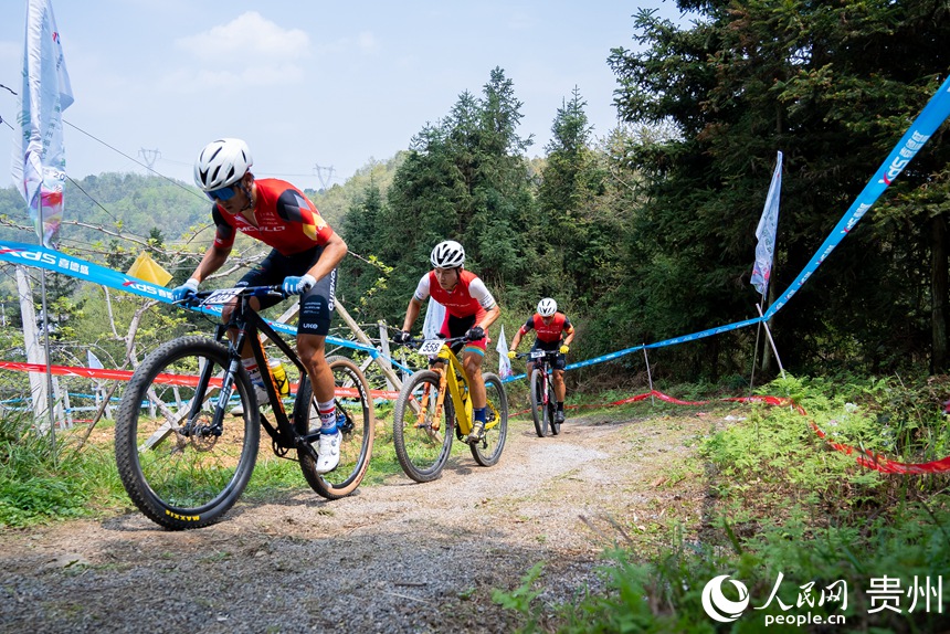 2 參賽選手在比賽中。人民網記者 涂敏 攝