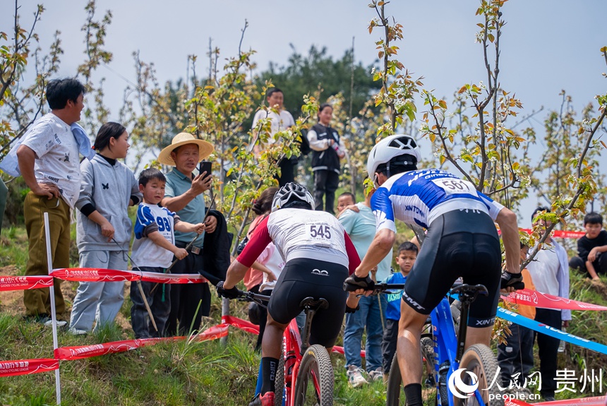 9 比賽現場，觀眾為參賽選手加油。人民網記者 涂敏 攝