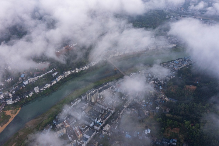 貴州省從江縣縣城云霧繚繞（無人機照片）。