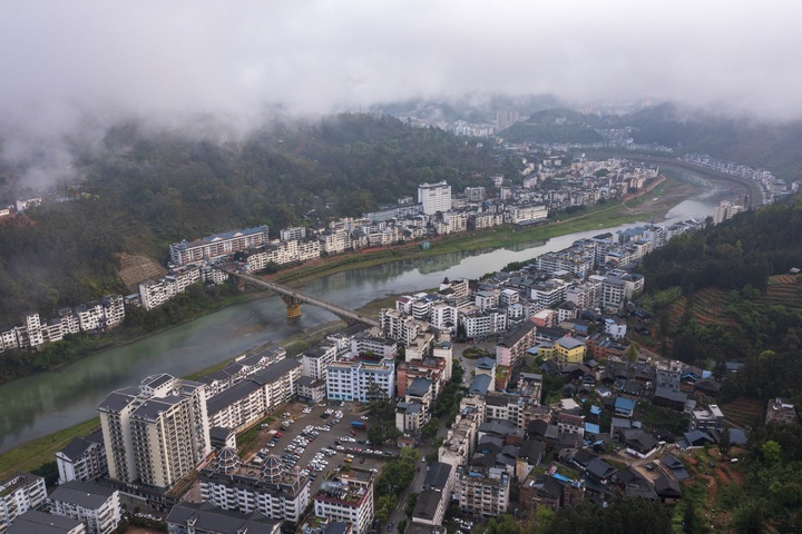 貴州省從江縣縣城云霧繚繞（無人機照片）。