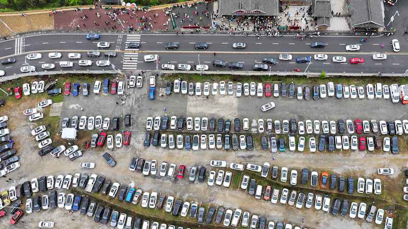 4月4日，在貴州畢節百里杜鵑普底景區五彩路游客服務中心停車場。楊品益攝