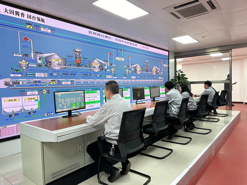 工作人員正在中控室觀察設備的基本運行況 (2)