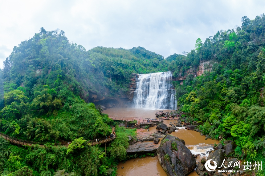 航拍貴州遵義赤水大瀑布。人民網記者 涂敏攝