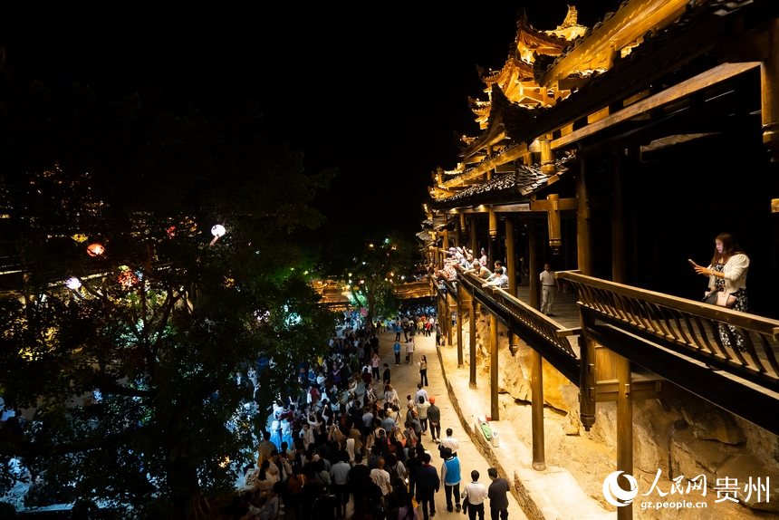 景區內的山歌對唱展演。人民網記者 涂敏攝