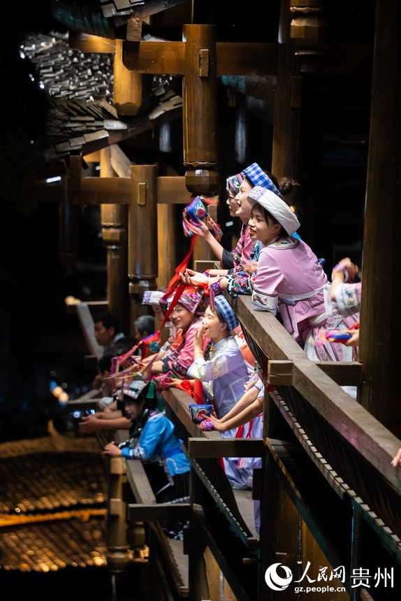 景區內的山歌對唱展演。人民網記者 涂敏攝