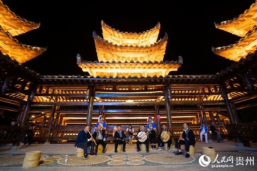 景區內的布依八音坐唱展演。人民網記者 涂敏攝