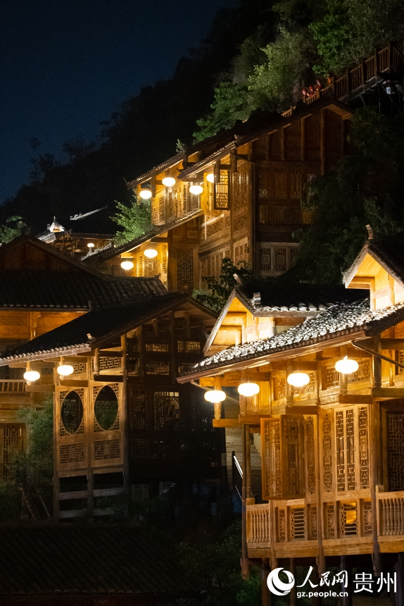 夜色下的峰林布依。人民網記者 涂敏攝