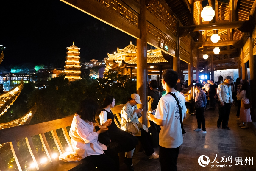 游客在景區內游覽。人民網記者 涂敏攝