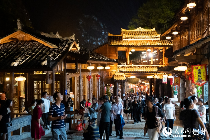 游客在景區內游覽。人民網記者 涂敏攝