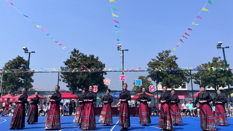 群眾大舞臺與健身運動各美其美、相得益彰，贏得觀眾好評。姜繼恒攝