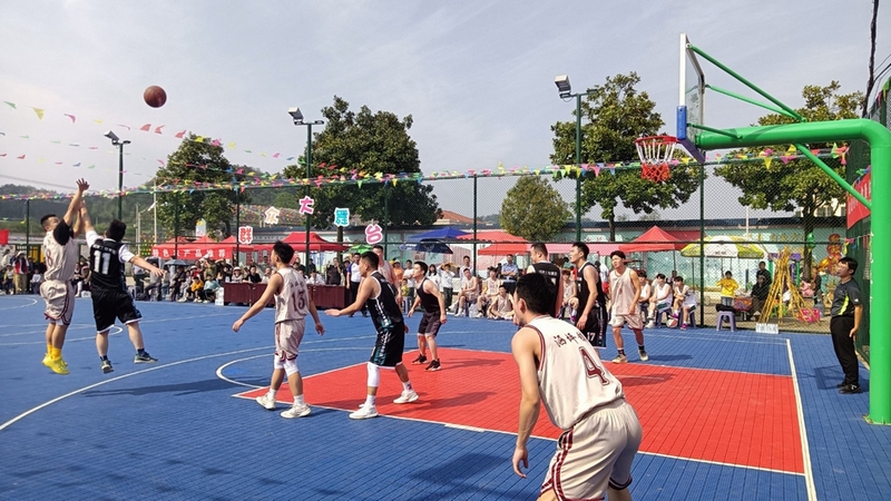 球場上，比賽雙方緊張對決，攻防有序，你來我往。姜繼恒攝