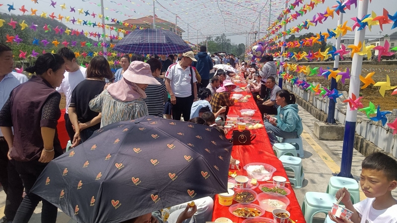 活動現場還設置“風車走廊”等游客打卡點，舉辦長桌宴，設置特色農產品展示區。姜繼恒攝