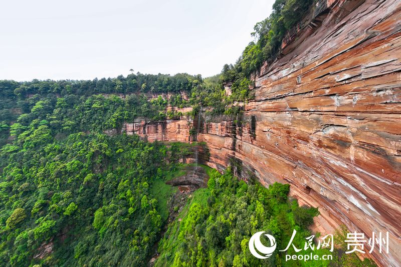 航拍赤水丹霞佛光巖景區。人民網記者 涂敏攝