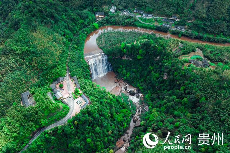 航拍赤水丹霞赤水大瀑布。人民網記者 涂敏攝