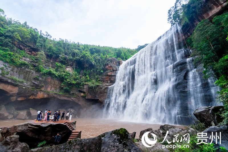 游客近距離感受赤水大瀑布的壯闊。人民網記者 涂敏攝